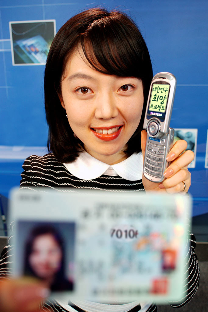 SK Telecom and Samsung Electronics are jointly offering a new year`s gift called the`2004 Korean Vision Project`, starting on February 2nd 2004. This project gives 10 people a total of 200 million Korean won to support their desire to establish their own businesses, and gives 500 people, each of whom will receive a 300,000 won merchandise coupon.